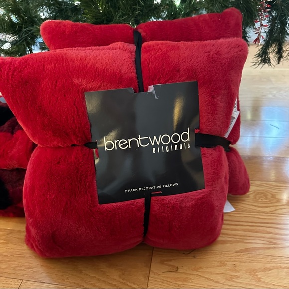 Two red faux fur accent pillows - Picture 2 of 4